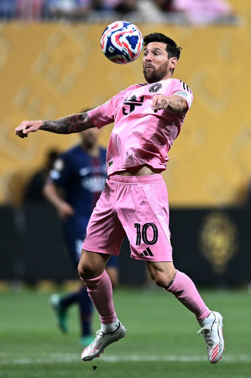 清晨体能课后，巴黎圣日耳曼主帅复盘备战荷甲，球迷炸锅，团队化学反应显著的简单介绍